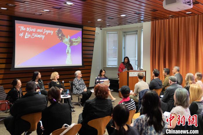 4月11日，紐約市立大學(xué)麥考利榮譽(yù)學(xué)院院長達(dá)拉·伯恩主持劉士銘雕塑作品《想飛的人》收藏揭幕儀式?！⑹裤懰囆g(shù)基金會 供圖