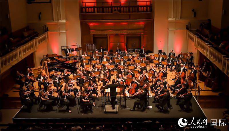 “東西之間”交響音樂(lè)會(huì)在倫敦舉辦。人民網(wǎng) 郭錦標(biāo)攝