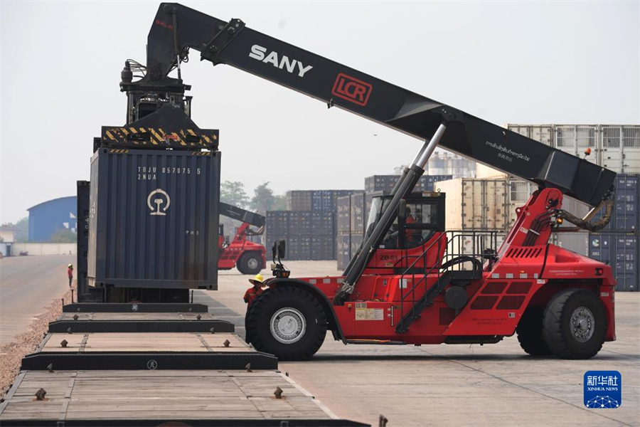 4月15日，老中鐵路有限公司的工人在老撾萬(wàn)象南站裝載貨物。萬(wàn)象南站是中老鐵路老撾段主要貨運(yùn)站，靠近老撾與泰國(guó)邊境。因其獨(dú)特的地理位置和物流轉(zhuǎn)運(yùn)配送區(qū)位優(yōu)勢(shì)，萬(wàn)象南站成為中老泰等國(guó)貨物中轉(zhuǎn)的“旱碼頭”。新華社記者 邢廣利 攝