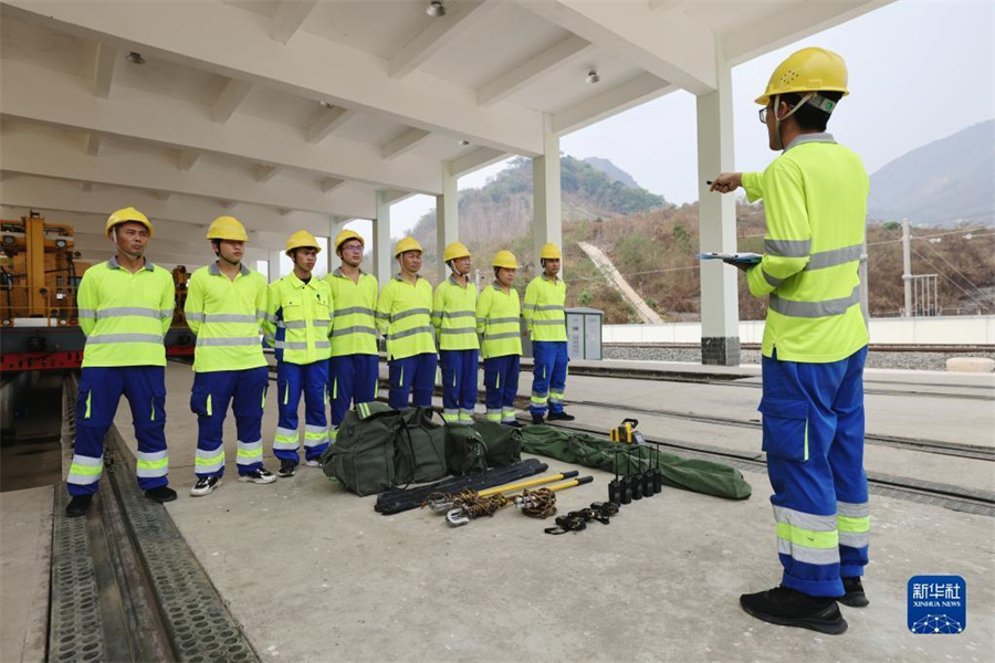 4月17日，瑯勃拉邦維保管理中心的工人在老撾瑯勃拉邦站附近進(jìn)行接觸網(wǎng)維修保養(yǎng)演練?，槻罹S保管理中心由中國鐵路昆明局集團(tuán)公司普洱基礎(chǔ)設(shè)施段按異地車間管理，根據(jù)昆明鐵路局與老中鐵路有限公司簽訂的中老鐵路固定設(shè)備維管合同，負(fù)責(zé)老撾境內(nèi)磨丁至萬象南段工務(wù)、供電、信號(hào)等固定設(shè)備養(yǎng)護(hù)維修及管理工作。新華社記者 邢廣利 攝