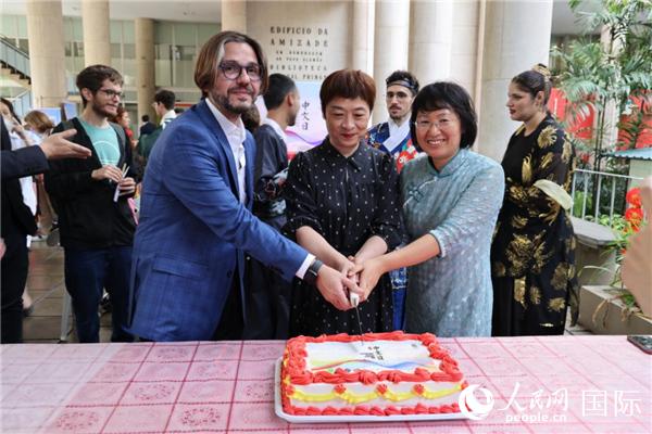 活動(dòng)現(xiàn)場(chǎng)，田敏總領(lǐng)事與里約天主教大學(xué)孔子學(xué)院中外方院長(zhǎng)共同切蛋糕祝賀中文日活動(dòng)成功舉辦。人民網(wǎng)記者時(shí)元皓 攝