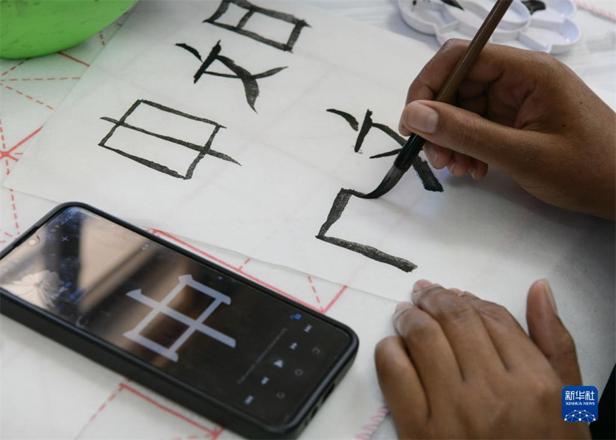 4月18日，肯尼亞學(xué)生在內(nèi)羅畢大學(xué)孔子學(xué)院舉辦的活動(dòng)上寫(xiě)毛筆字?？夏醽唭?nèi)羅畢大學(xué)孔子學(xué)院18日舉辦“中文，增進(jìn)文明對(duì)話”主題活動(dòng)，慶祝即將到來(lái)的第14個(gè)聯(lián)合國(guó)中文日。肯尼亞學(xué)生參與互動(dòng)，進(jìn)行書(shū)法、剪紙、唱中文歌等活動(dòng)。新華社記者 韓旭 攝