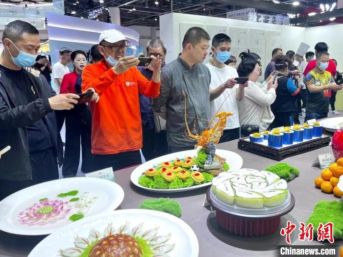 游客對展品充滿興趣?！⊥糨W文 攝