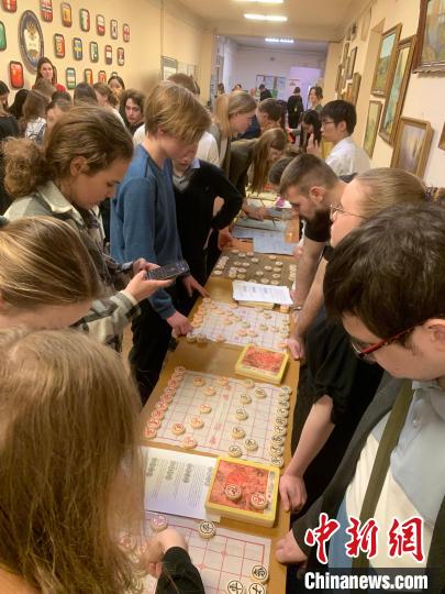 4月21日，莫斯科國立語言大學孔子學院附屬中學舉辦“國際中文日”活動，學生們學習中國象棋?！∧箍茋⒄Z言大學孔子學院 供圖