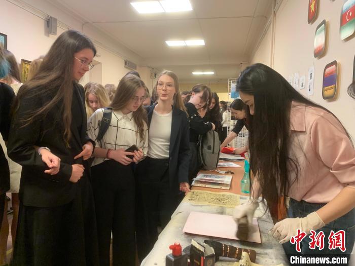 4月21日，莫斯科國立語言大學孔子學院附屬中學舉辦“國際中文日”活動，學生們體驗雕版印刷。　莫斯科國立語言大學孔子學院 供圖