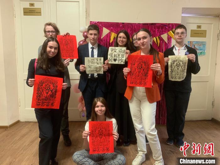 4月21日，莫斯科國立語言大學孔子學院附屬中學舉辦“國際中文日”活動，學生們展示自己的學習成果?！∧箍茋⒄Z言大學孔子學院 供圖