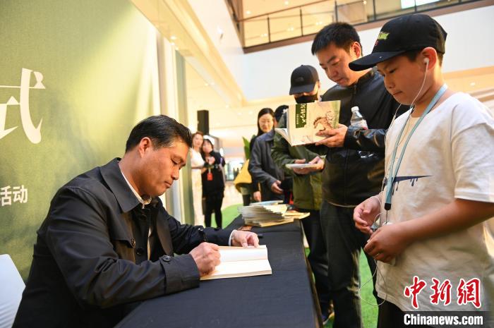 薛濤進(jìn)行圖書簽售?！∮诤Ｑ?攝