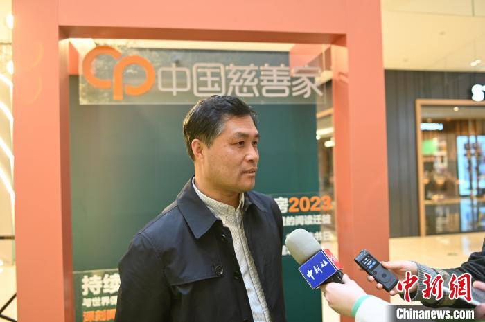 薛濤接受采訪?！∮诤Ｑ?攝