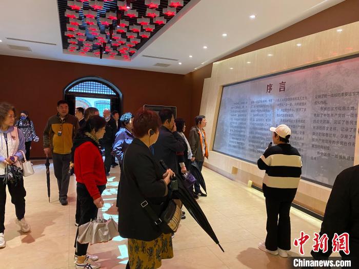 中共中央統(tǒng)戰(zhàn)部舊址里參觀者絡(luò)繹不絕?！±顣詡?攝