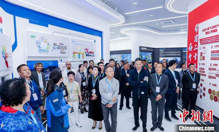 僑商、僑胞們考察金漪湖科創(chuàng)智造平臺重大基礎(chǔ)設(shè)施項目?！≈鬓k方供圖