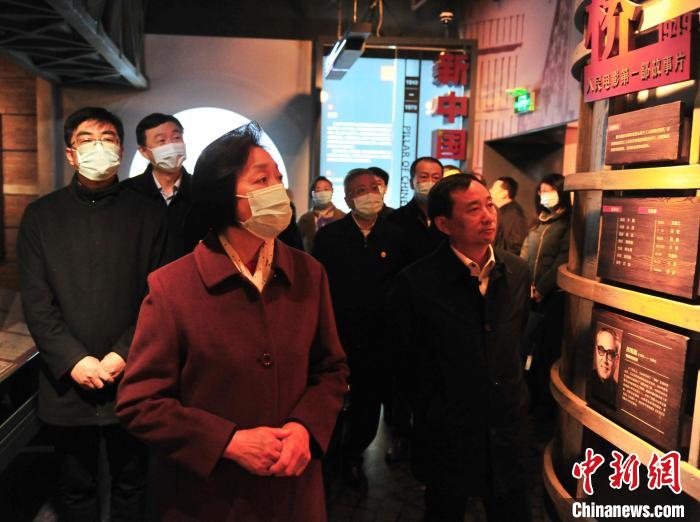 臺(tái)盟中央主席蘇輝近日率調(diào)研組赴吉林開展重點(diǎn)考察調(diào)研。圖為在長(zhǎng)影舊址博物館考察吉林特色文化產(chǎn)業(yè)發(fā)展?！「啐埌?攝