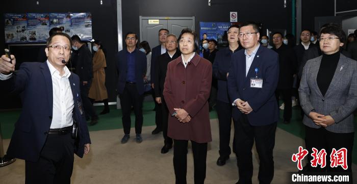 臺(tái)盟中央主席蘇輝近日率調(diào)研組赴吉林、遼寧開展重點(diǎn)考察調(diào)研。圖為在中航工業(yè)沈陽飛機(jī)設(shè)計(jì)研究所調(diào)研?！∨_(tái)盟中央供圖