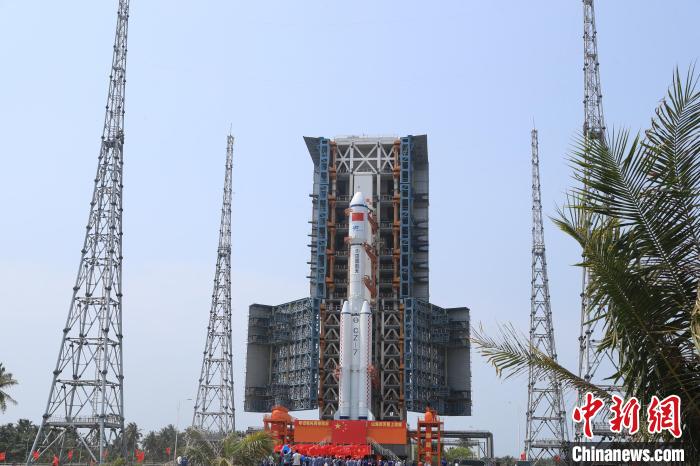 北京時(shí)間5月7日，天舟六號(hào)貨運(yùn)飛船與長征七號(hào)遙七運(yùn)載火箭組合體垂直轉(zhuǎn)運(yùn)至發(fā)射區(qū)。　邱立軍 黃國暢 攝