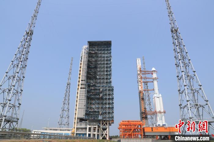 北京時(shí)間5月7日，天舟六號(hào)貨運(yùn)飛船與長征七號(hào)遙七運(yùn)載火箭組合體垂直轉(zhuǎn)運(yùn)至發(fā)射區(qū)?！∏窳④?黃國暢 攝