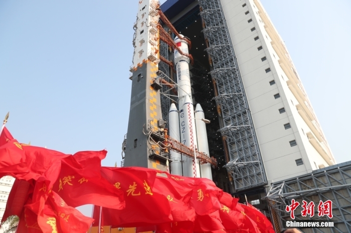 圖為轉(zhuǎn)運(yùn)現(xiàn)場。攝影 邱立軍 黃國暢