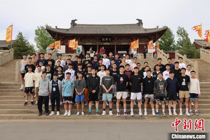 比賽結束后，兩岸學生參訪高平炎帝陵?！≈鬓k方供圖