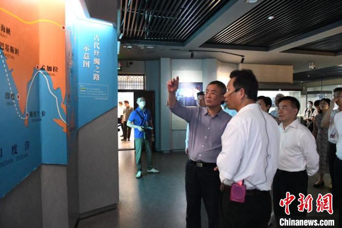 圖為蔡達峰一行在合浦漢代文化博物館考察?！×趾?攝