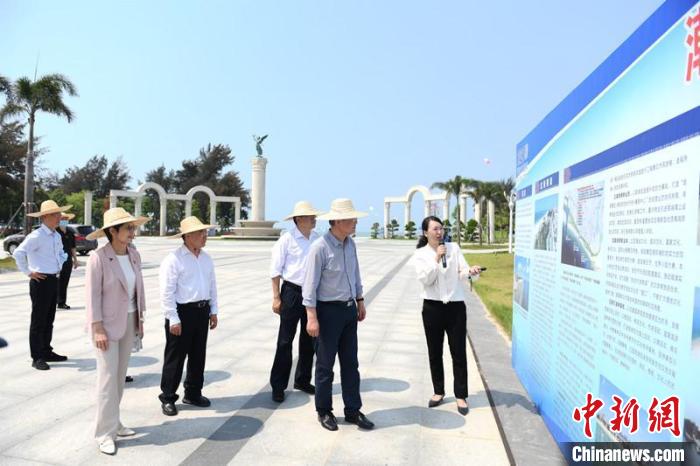 圖為蔡達峰一行了解北海銀灘景區(qū)改造提升工程情況?！×趾?攝