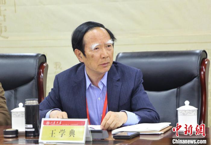 山東大學儒學高等研究院執(zhí)行院長、《文史哲》雜志主編王學典主持首場主題發(fā)言。　趙曉 攝
