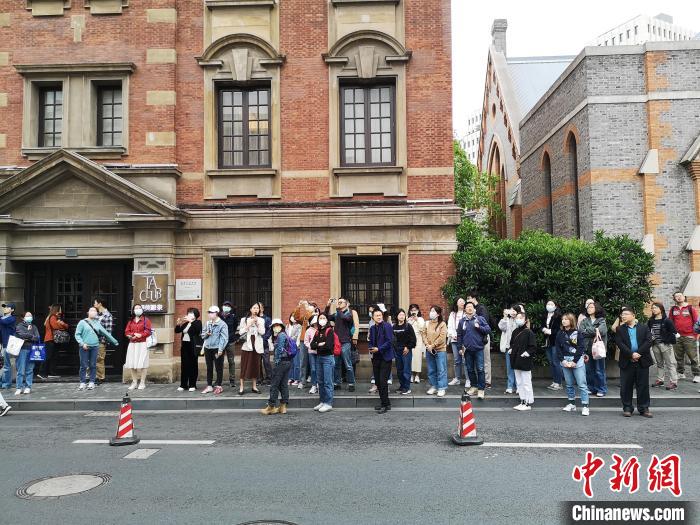 新階層人士走讀“外灘源”?！》队畋?攝