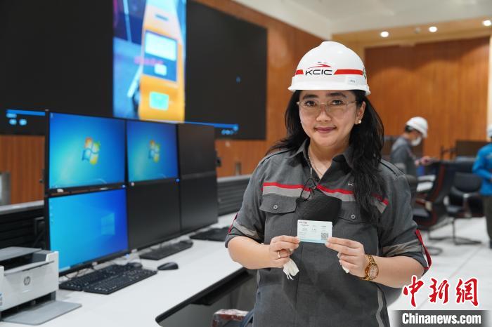 5月8日，客票系統(tǒng)負(fù)責(zé)人展示樣票。趙玅圓 攝