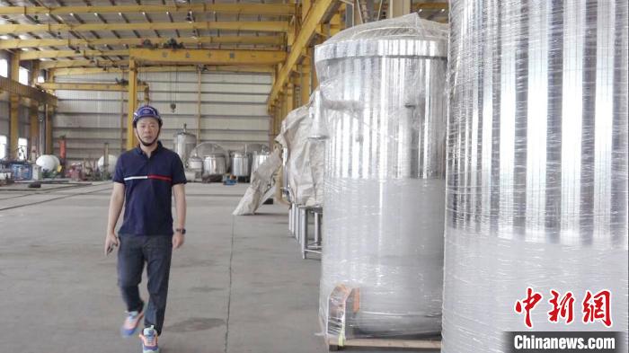 汪光典在不銹鋼罐體生產車間?！垈髅?攝