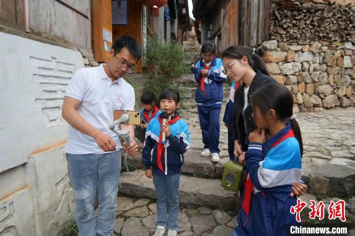 杜曉帆與該中心教師團(tuán)隊(duì)積極探索文化遺產(chǎn)方法論，深耕鄉(xiāng)村遺產(chǎn)領(lǐng)域?！?fù)旦大學(xué)國(guó)土與文化資源研究中心供圖