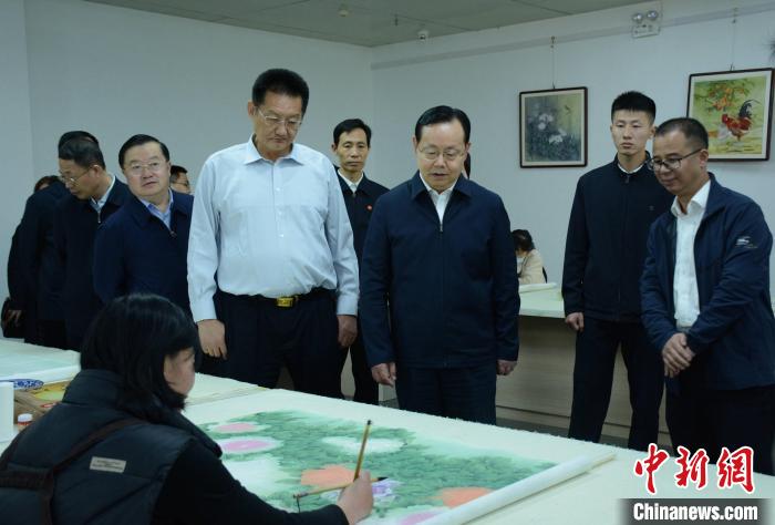 致公黨中央主席蔣作君近日率調(diào)研組赴山東開(kāi)展重點(diǎn)考察調(diào)研。圖為在菏澤市巨野縣書(shū)畫(huà)院調(diào)研?！五?攝