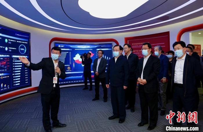 致公黨中央主席蔣作君率調(diào)研組赴天津開(kāi)展重點(diǎn)考察調(diào)研。圖為在云賬戶共享經(jīng)濟(jì)信息咨詢有限公司調(diào)研。　劉俊蒼 攝