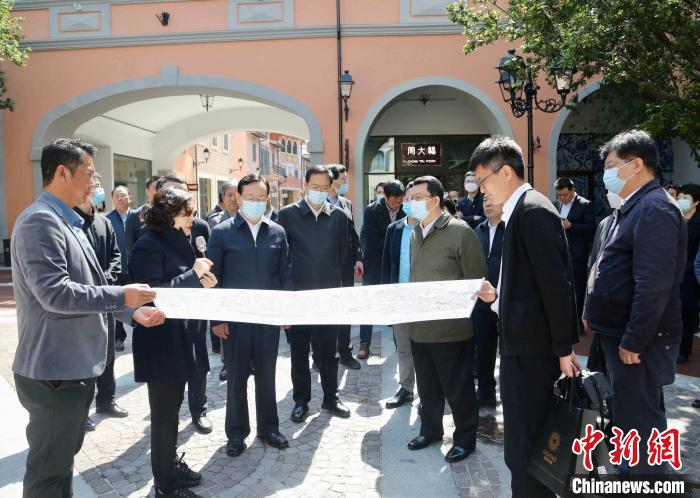 致公黨中央主席蔣作君近日率調(diào)研組赴天津開(kāi)展重點(diǎn)考察調(diào)研。圖為在佛羅倫薩小鎮(zhèn)調(diào)研。　劉俊蒼 攝