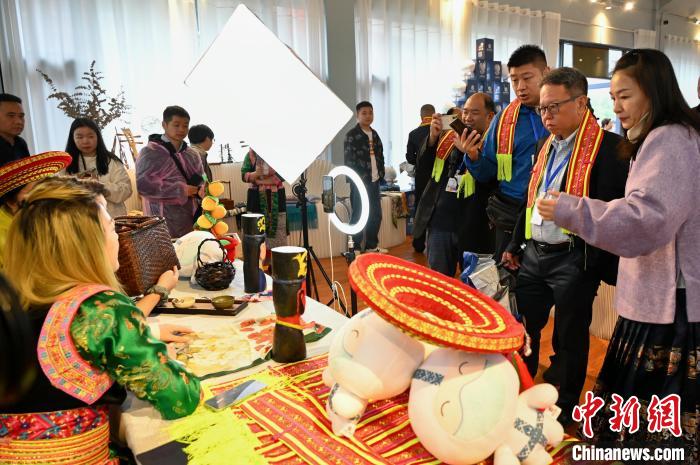 東盟國家媒體記者了解雪峰山非遺出海直播?！堊?攝