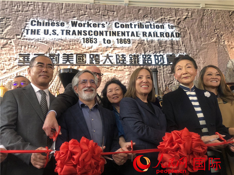 圖為（從右到左）方李邦琴、加州副州長康依蓮、舊金山市議長佩斯金、中國駐舊金山副總領(lǐng)事潘慶江在剪彩。人民網(wǎng)記者 鄧圩攝