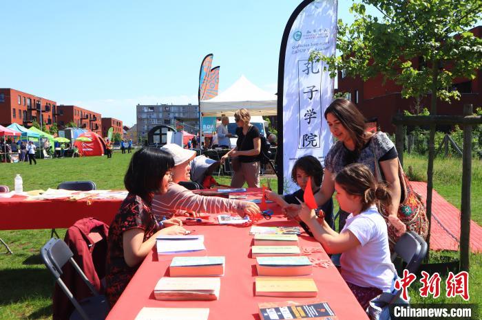 孩子們?cè)诠ぷ鞣粚W(xué)習(xí)剪紙。　魯汶孔子學(xué)院供圖