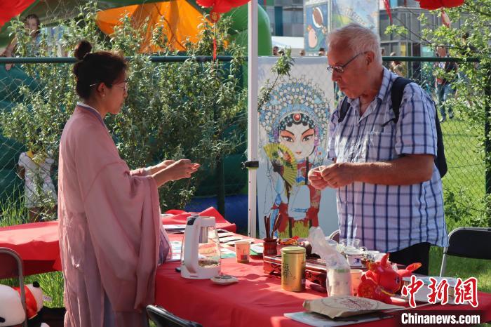 當(dāng)?shù)孛癖妳⒓又袊杞榻B和品茶活動(dòng)?！◆斻肟鬃訉W(xué)院供圖