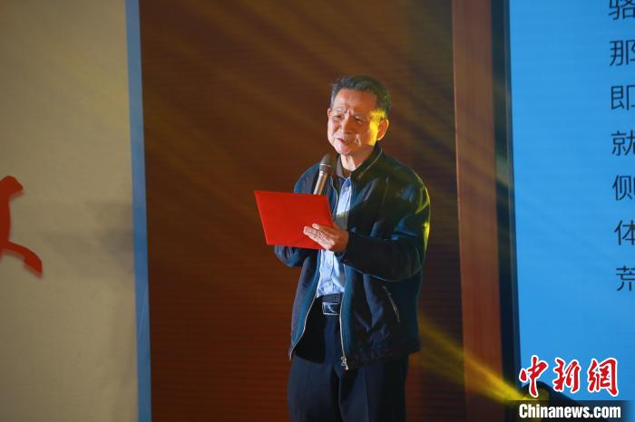 臺灣詩人白靈帶來了一首自創(chuàng)的詩歌《大戈壁》。　閩南師范大學(xué)供圖