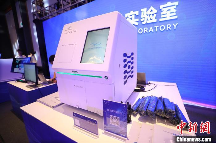 圖為發(fā)布會上展示的科技產(chǎn)品?！±祖I 攝