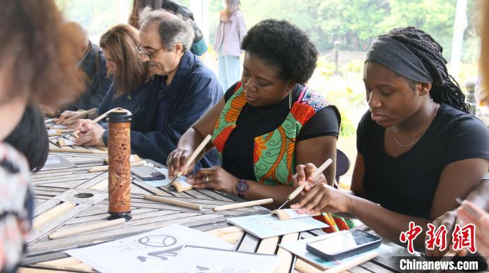 外交官們體驗嘉定竹刻?！∪A東師范大學(xué)供圖