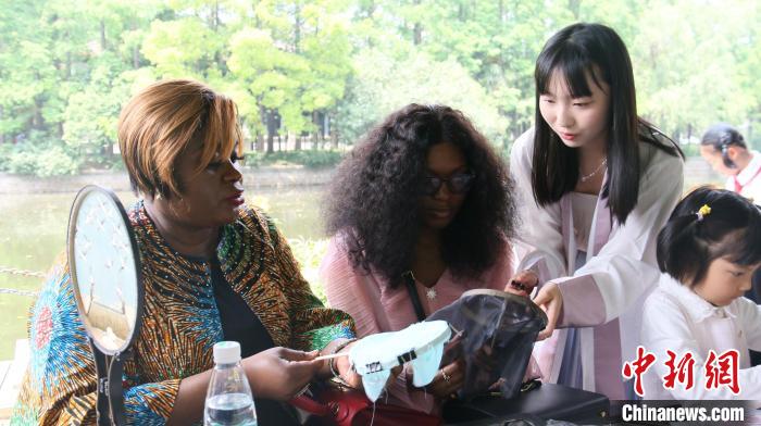 外交官們體驗做團(tuán)扇?！∪A東師范大學(xué)供圖