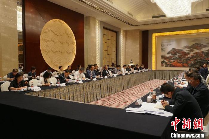 民進(jìn)中央主席蔡達(dá)峰近日率調(diào)研組赴江蘇開展重點(diǎn)考察調(diào)研。圖為在調(diào)研座談會(huì)現(xiàn)場?！∶襁M(jìn)中央供圖