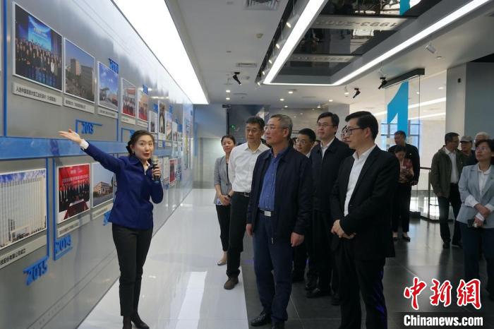 民進(jìn)中央主席蔡達(dá)峰近日率調(diào)研組赴江蘇開展重點(diǎn)考察調(diào)研。圖為在江陰實(shí)地考察雙良集團(tuán)有限公司。　孫權(quán) 攝