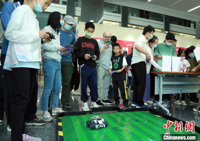 中科院計(jì)算所“神計(jì)妙算”公眾科學(xué)日活動現(xiàn)場?！≈锌圃河?jì)算所 供圖