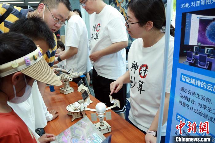 中科院計(jì)算所“神計(jì)妙算”公眾科學(xué)日活動現(xiàn)場?！≈锌圃河?jì)算所 供圖