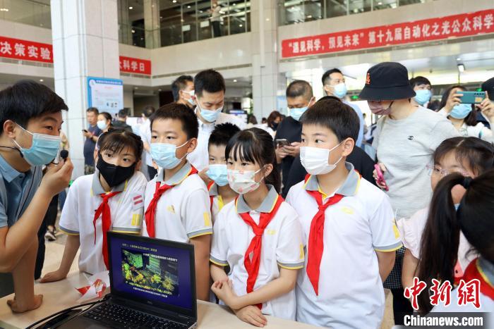 中科院自動化所“自動化之光”公眾科學(xué)日活動現(xiàn)場?！≈锌圃鹤詣踊?供圖