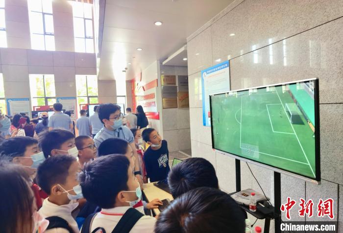 中科院自動化所“自動化之光”公眾科學(xué)日活動現(xiàn)場?！≈锌圃鹤詣踊?供圖