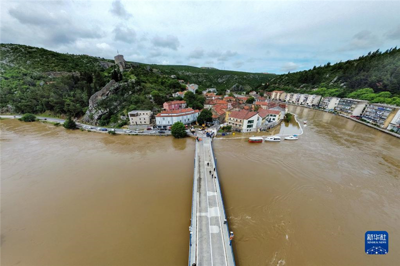 這是5月15日在克羅地亞奧布羅瓦茨拍攝的雨后水位暴漲的茲爾馬尼亞河。新華社發(fā)（Pixsell圖片社/西梅·澤利克攝）