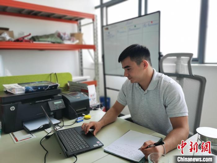 李浩宇正在辦公?！↑h田野 攝