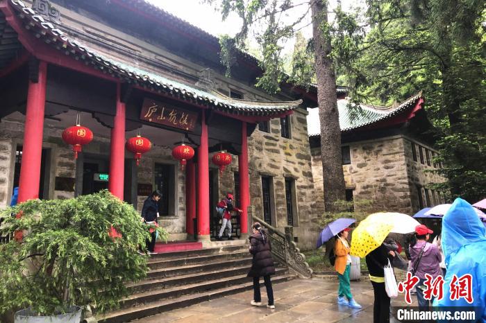 圖為在廬山抗戰(zhàn)博物館外，有不少等待參觀的游客?！蛆i泉 攝