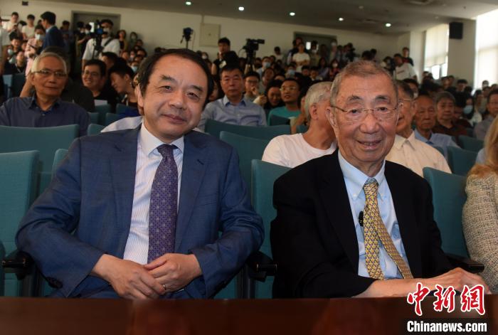 高能論壇開始前，丁肇中先生(右)與主持論壇的中科院高能所所長王貽芳院士合影?！?lt;a target='_blank' href='/'><p  align=