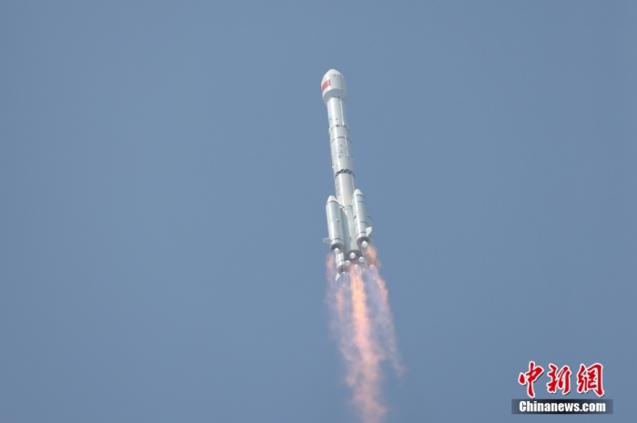 5月17日10時49分，我國在西昌衛(wèi)星發(fā)射中心用長征三號乙運載火箭，成功發(fā)射第五十六顆北斗導(dǎo)航衛(wèi)星。該衛(wèi)星屬地球靜止軌道衛(wèi)星，是我國北斗三號工程的首顆備份衛(wèi)星。入軌并完成在軌測試后，將接入北斗衛(wèi)星導(dǎo)航系統(tǒng)。此次發(fā)射是北斗三號工程高密度組網(wǎng)之后，時隔3年的首發(fā)任務(wù)。朱磊 攝