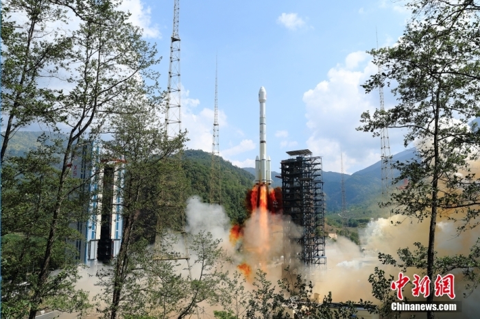 5月17日10時49分，我國在西昌衛(wèi)星發(fā)射中心用長征三號乙運載火箭，成功發(fā)射第五十六顆北斗導(dǎo)航衛(wèi)星。該衛(wèi)星屬地球靜止軌道衛(wèi)星，是我國北斗三號工程的首顆備份衛(wèi)星。入軌并完成在軌測試后，將接入北斗衛(wèi)星導(dǎo)航系統(tǒng)。此次發(fā)射是北斗三號工程高密度組網(wǎng)之后，時隔3年的首發(fā)任務(wù)。楊志遠(yuǎn) 攝